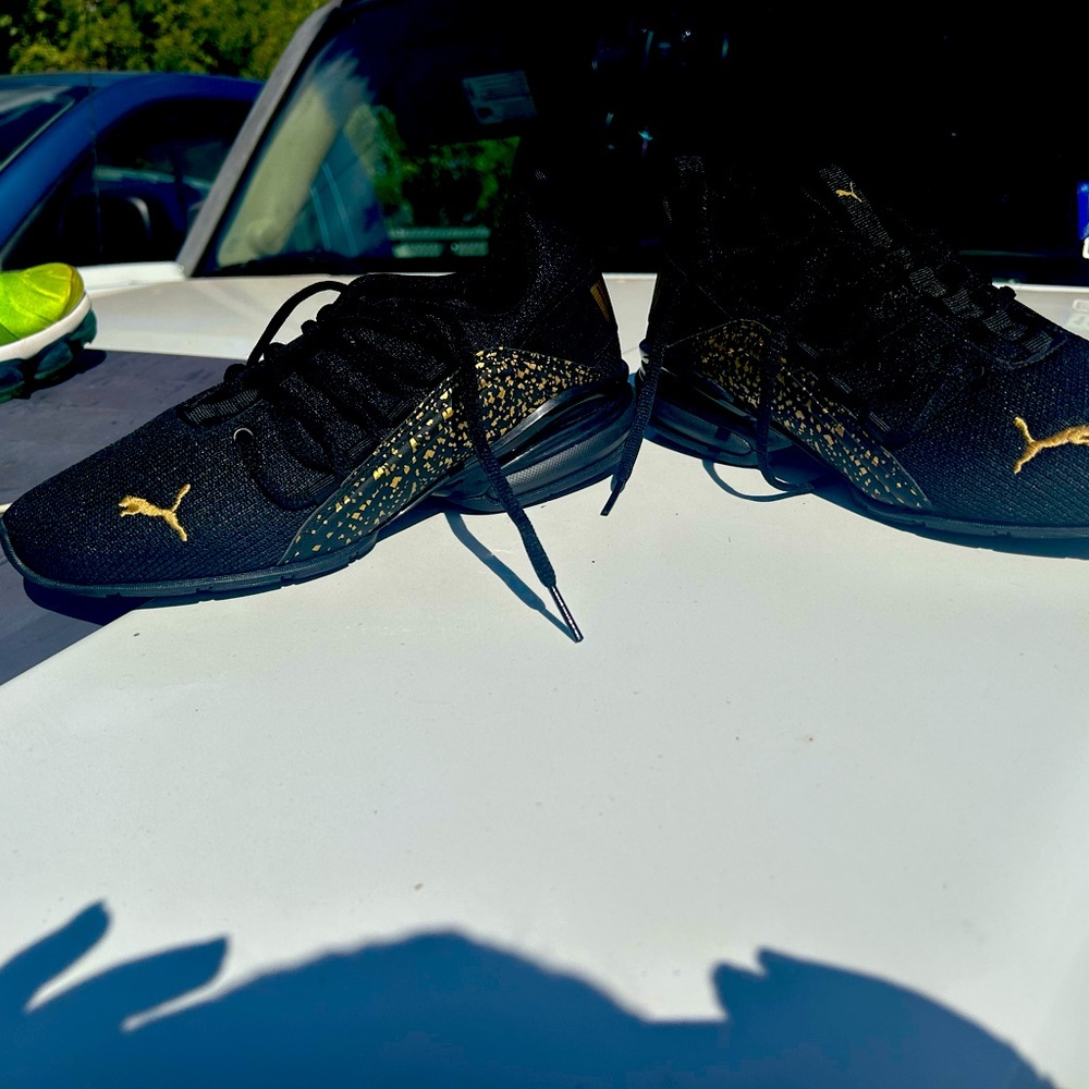 Ladies black and gold size 7 pumas
